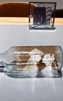 挥毫泼墨，酒瓶为纸 一场意外造就的艺术惊喜